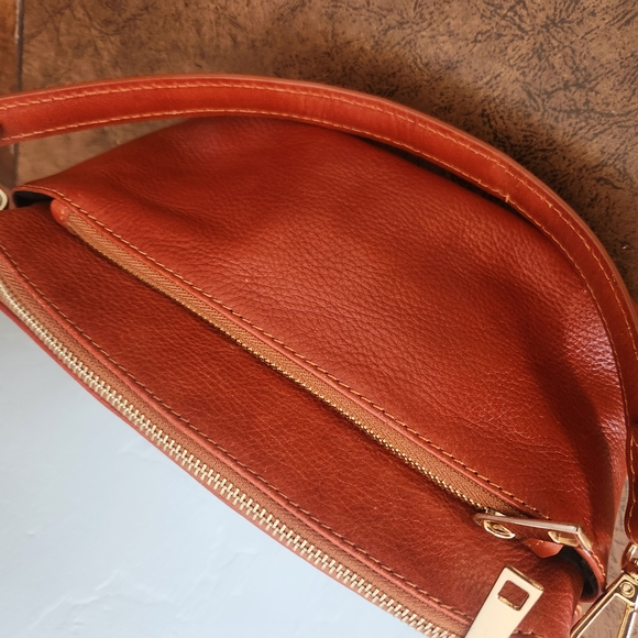 Elegant Orange Leather Crossbody Bag - Picture 2 of 9
